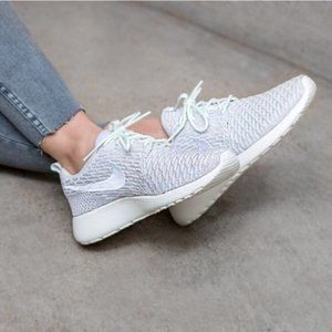 Nike Roshe One Flyknit Women's size 7 fits 7.5 Sail/White